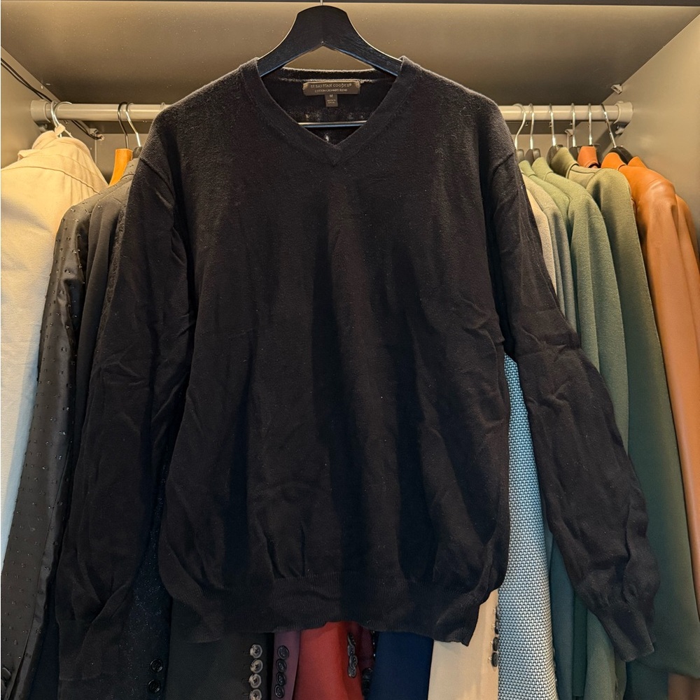 Men’s V-Neck Cotton-Cashmere Blend Sweater in Black